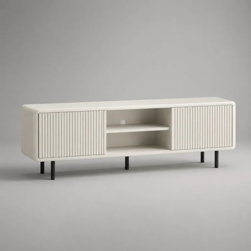 Mobile TV rettangolare in MDF bianco con 2 ante scanalate, vano centrale e gambe in acciaio nero, 160 x 40 x 60 cm