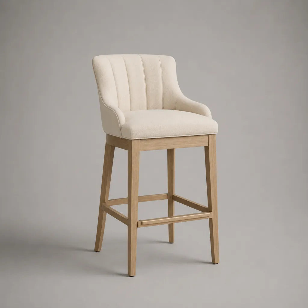 Sgabello da bar imbottito beige con schienale, braccioli e struttura in frassino massello, 56 x 58 x 104 cm, seduta 76 cm